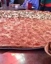 Des pizzas de 1 mètre de diamètre servies chez Big Lou's Pizza - vidéo