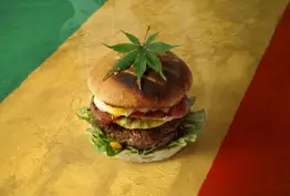 Elle sert un burger au cannabis à ses clients...