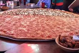 Des pizzas de 1 mètre de diamètre servies chez Big Lou's Pizza - vidéo