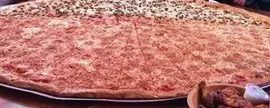 Des pizzas de 1 mètre de diamètre servies chez Big Lou's Pizza - vidéo