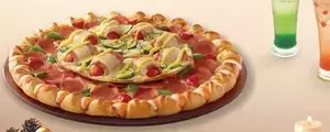 Une pizza à double croute chez Pizza Hut Singapour