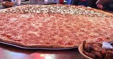 Des pizzas de 1 mètre de diamètre servies chez Big Lou's Pizza - vidéo